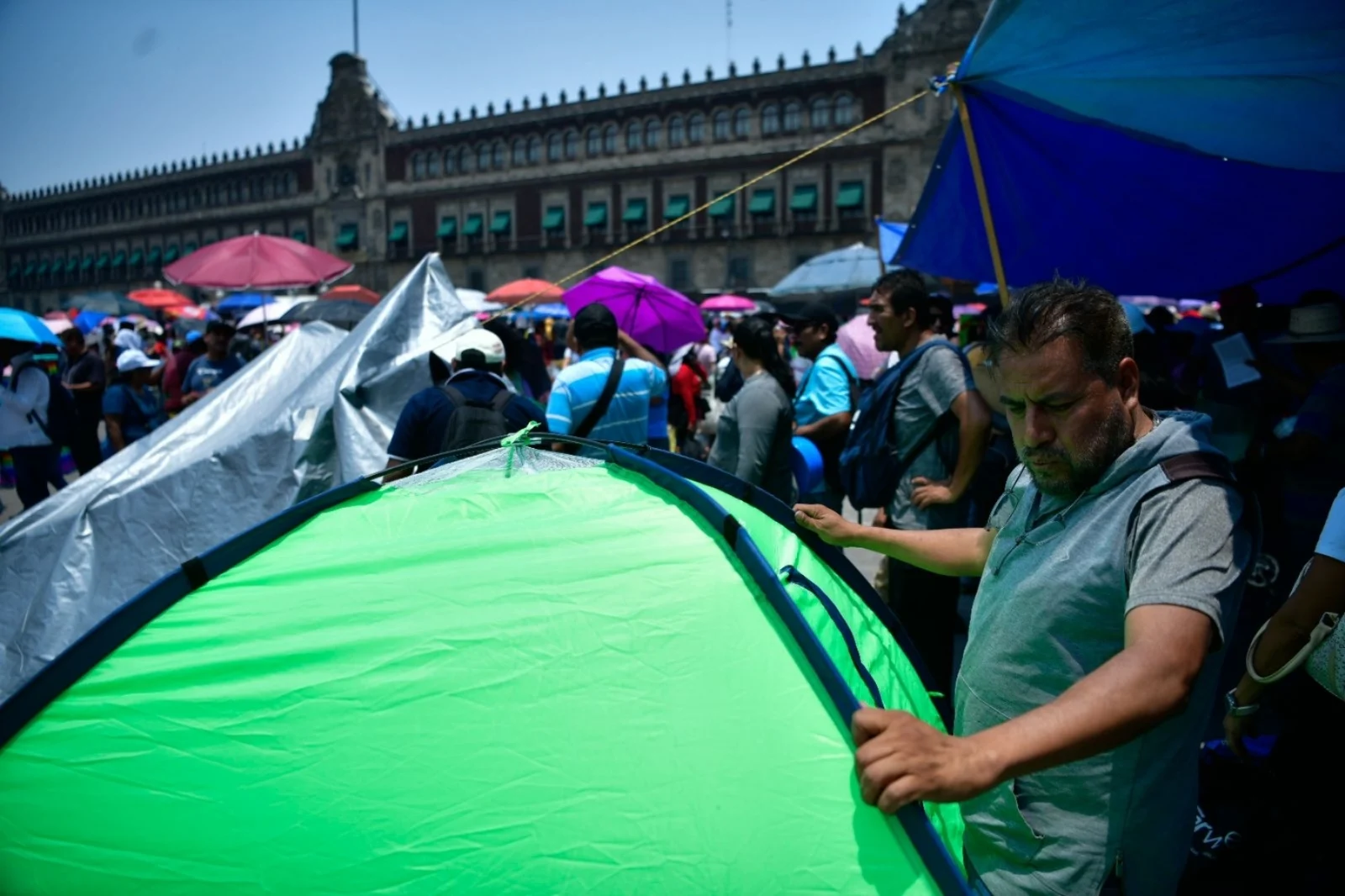 CNTE reubica plantón previo a marcha de «marea rosa» en el Zócalo; AMLO pide evitar confrontaciones