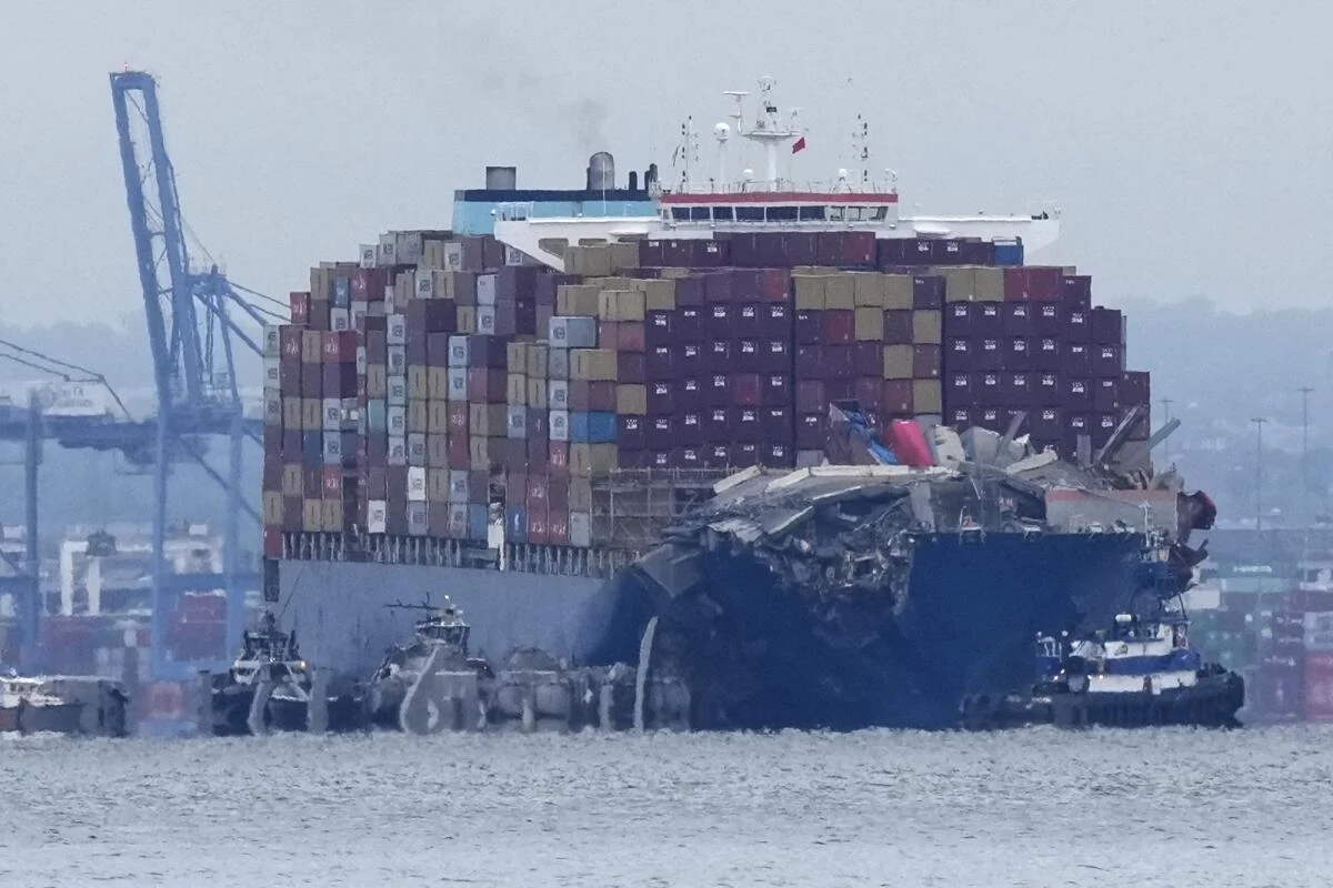 Reflotan barco que provocó derrumbe del puente de Baltimore