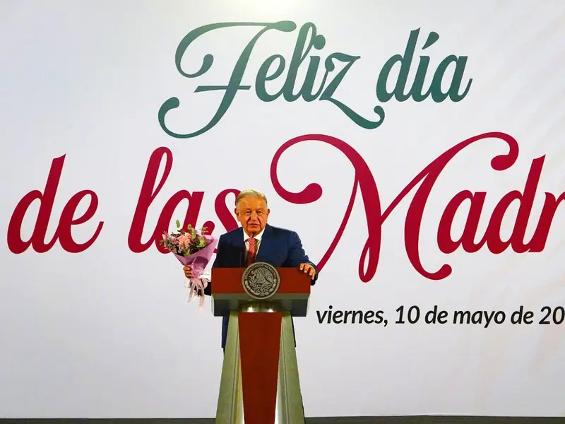 Con mariachi y son jarocho, López Obrador celebra a las mamás en la ‘mañanera’