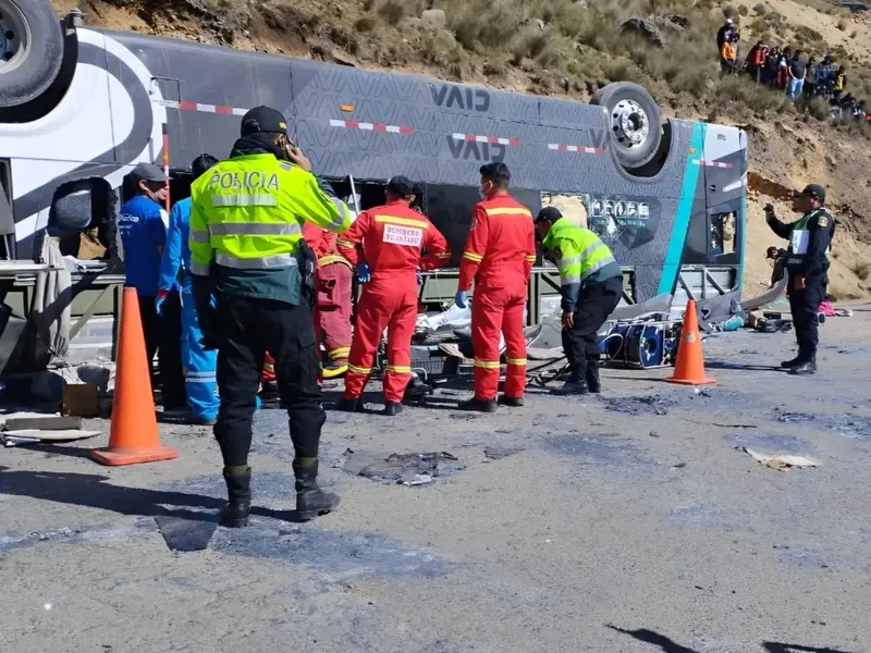 Caída de autobús de un precipicio en Perú deja 13 muertos