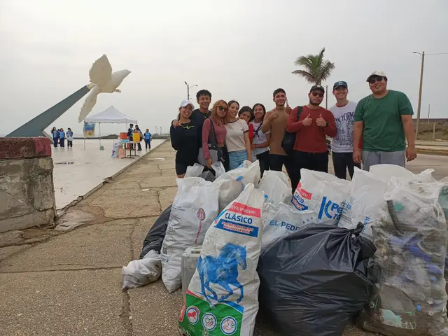 Voluntarios retiran más de una tonelada de basura de playa de Coatza