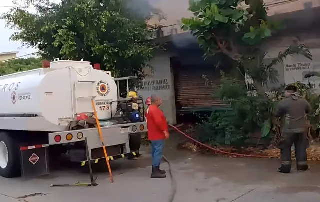 Incendio destruye carpintería en Coatzacoalcos por un cortocircuito