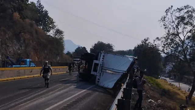 Vuelca tráiler en la Puebla-Orizaba: rapiñan botellas de agua