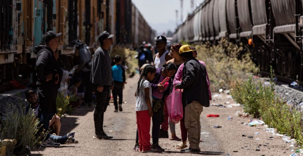 Hay 250 mil menores de edad en riesgo de que el crimen organizado los reclute en México, advierten activistas