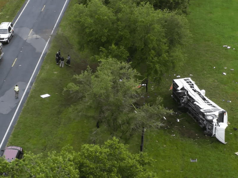 Se accidenta autobús con jornaleros mexicanos en Florida; hay 8 muertos