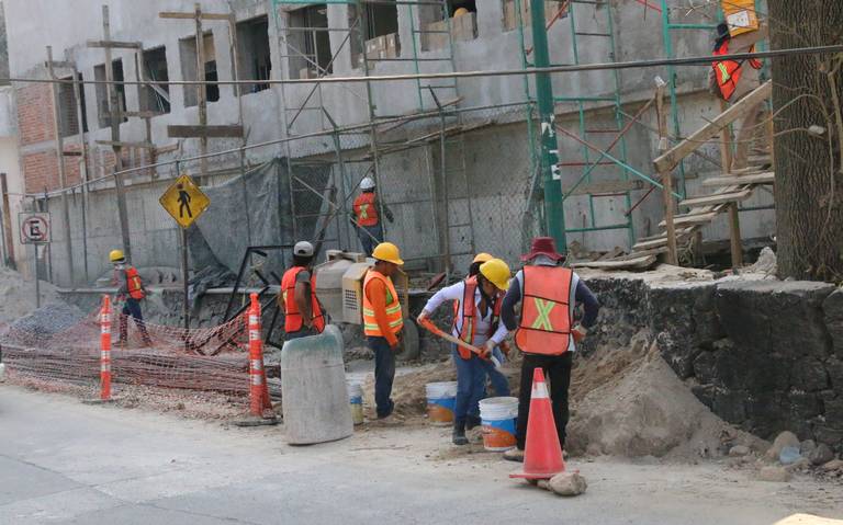 Constructoras cambian horarios y medidas para proteger a obreros del calor