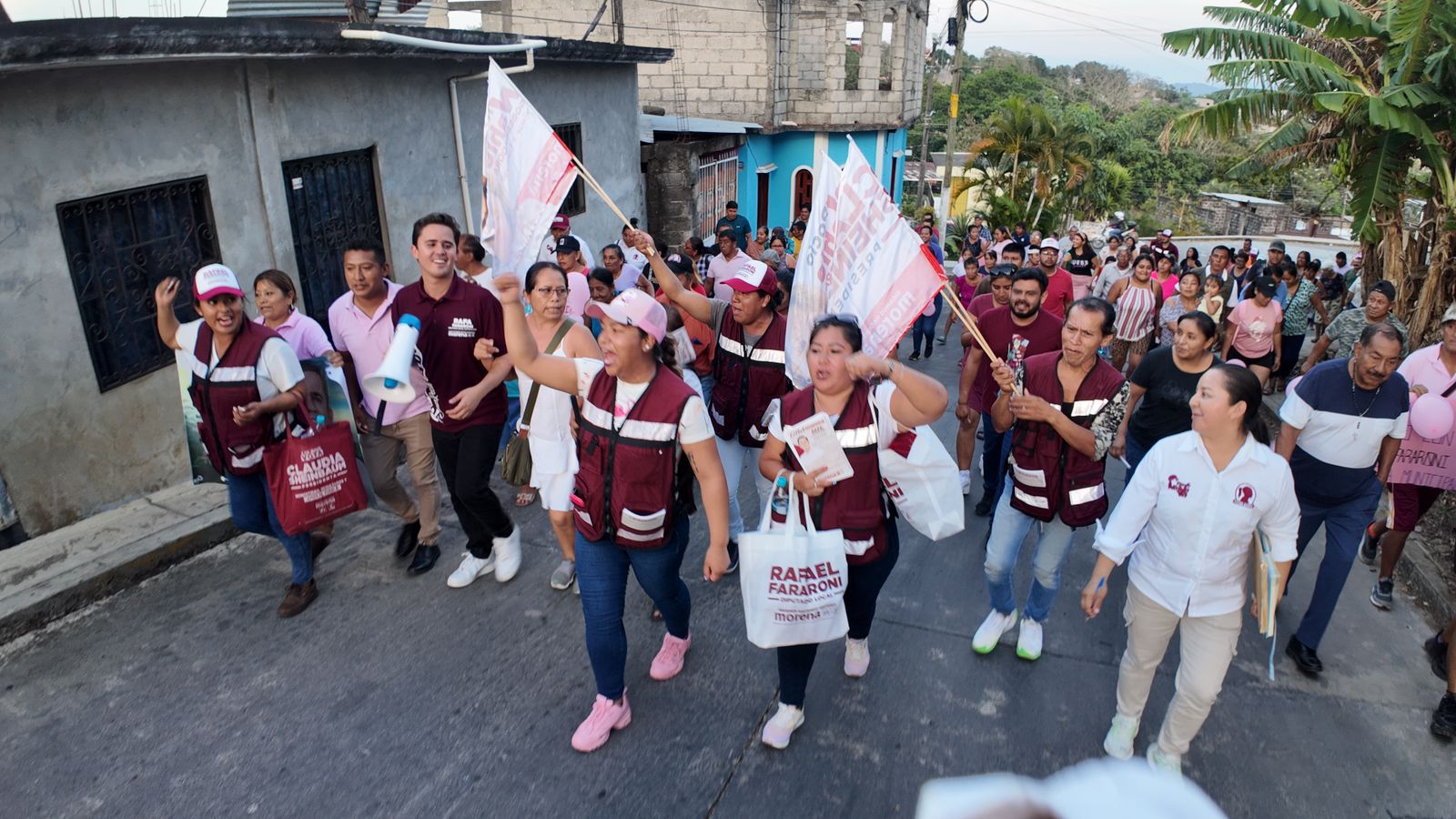 Colonias de la cabecera distrital, fueron recorridas por el candidato morenista Rafa Fararoni