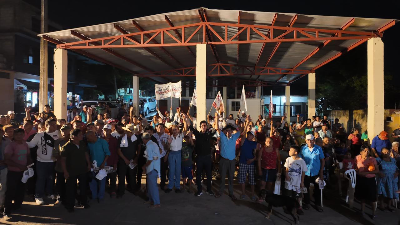 Rafa Fararoni visitó a los ciudadanos de las localidades de Texcaltitan y Xoteapan