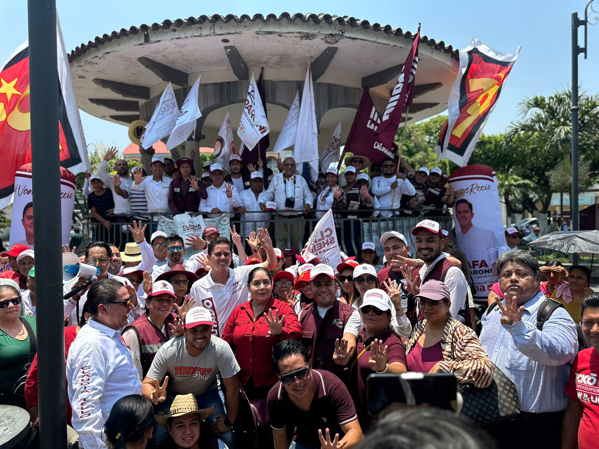 Rafa Fararoni y Claudia Tello, llevaron a cabo un mega brigadeo en diversas calles de San Andrés Tuxtla