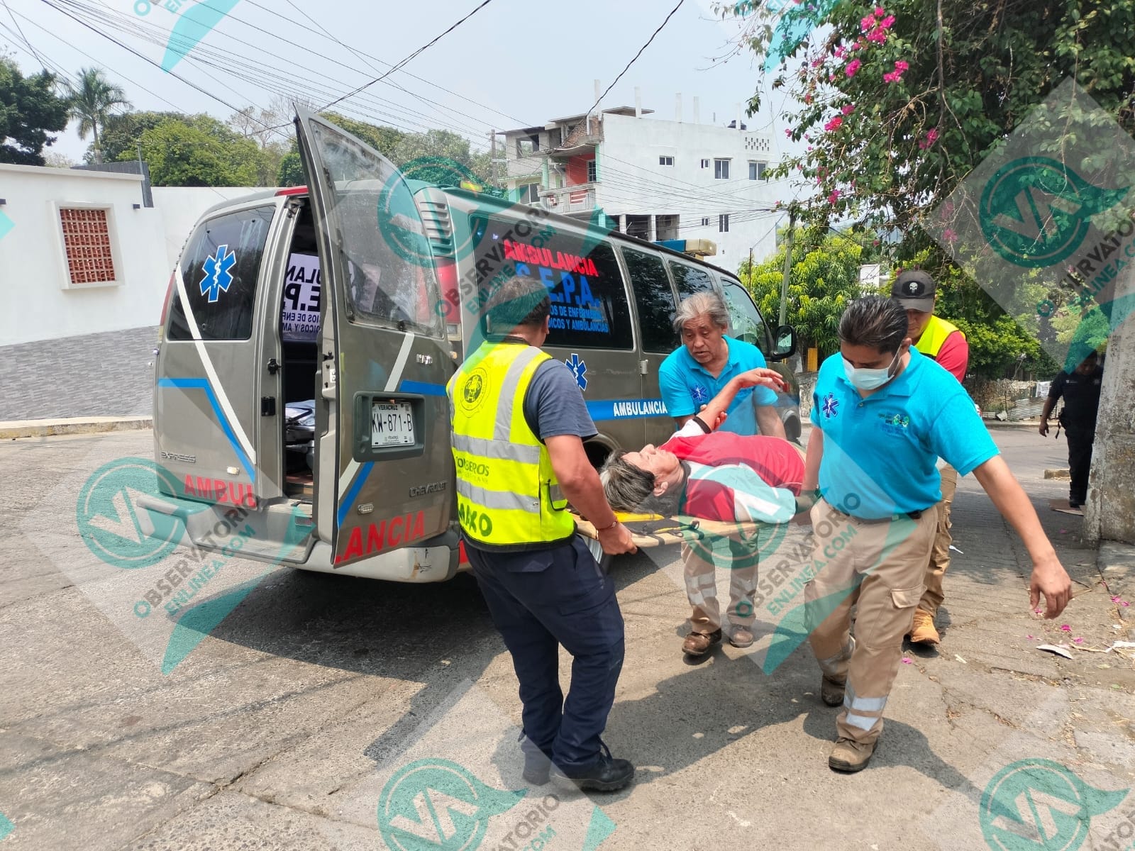 Se quemó los pies y quedó tirado enmedio de la calle