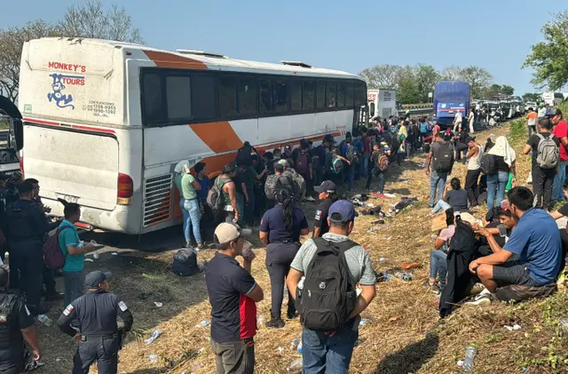 Abandonan 3 autobuses con migrantes en el sur de Veracruz