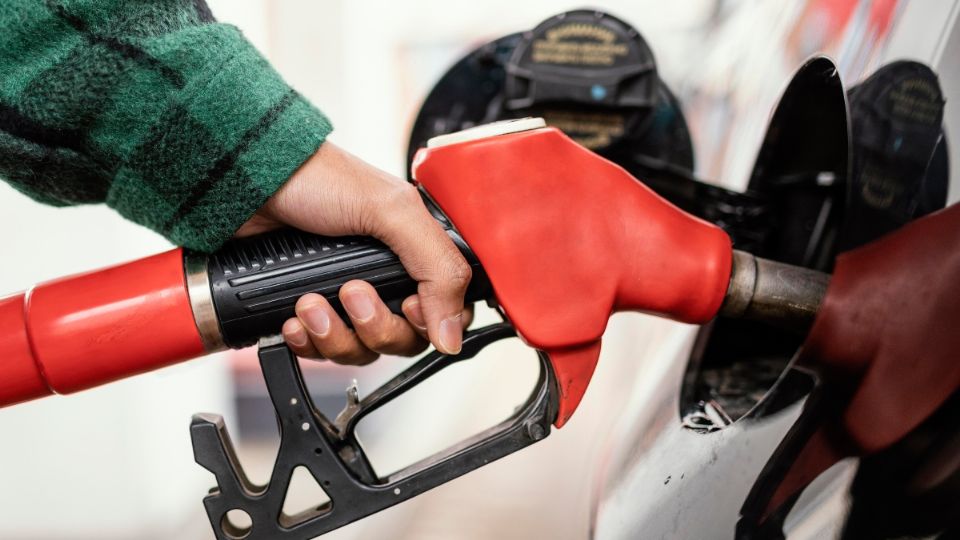 AMLO exhibe a Oxxo Gas por gasolina cara en San Nicolás de los Garza, Nuevo León