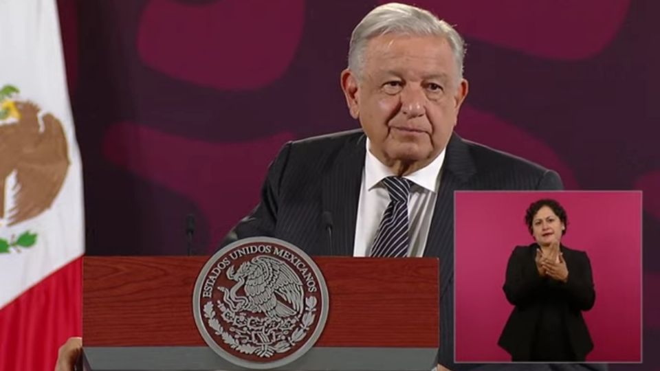 AMLO anuncia incremento salarial del 10 por ciento a docentes de educación básica