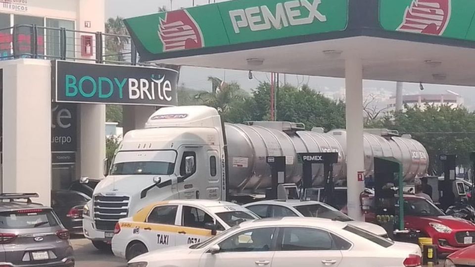 Llenan tinacos con gasolina tras desabasto por bloqueos de la CNTE en Chiapas