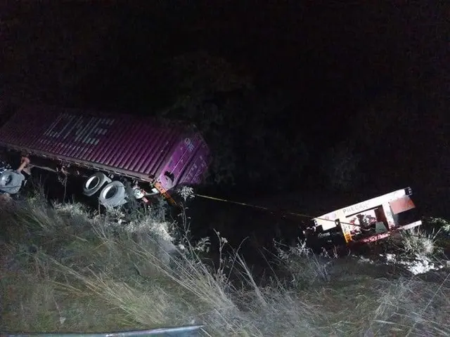 Tráiler embiste a auto y deja un muerto en la Xalapa-Veracruz