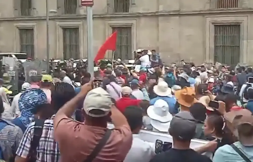 Maestros de la CNTE se enfrentan con policías y rompen vidrios de Palacio Nacional