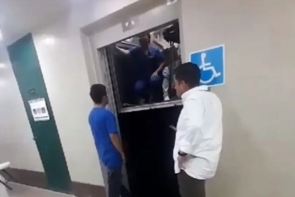 Se atora elevador del IMSS de Cuauhtémoc con paciente y enfermera adentro