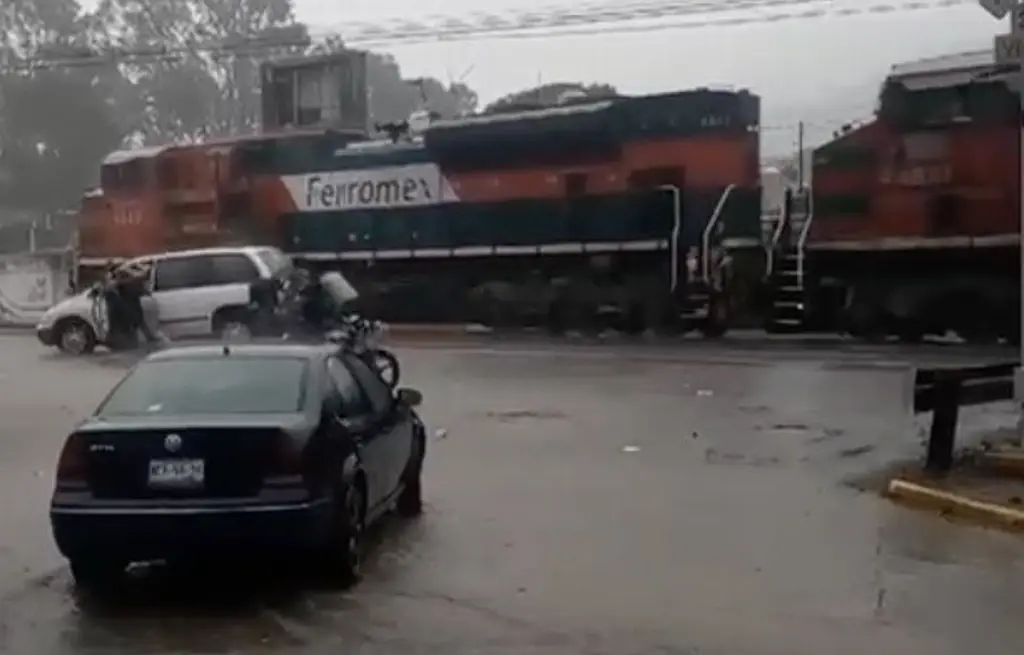 Salvan a familia de ser arrollada por tren en Mendoza