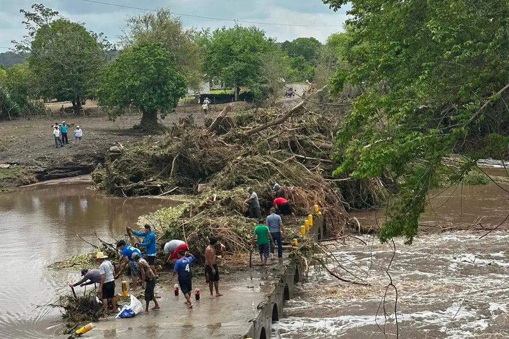 Siguen obstruidos por palizada 2 puentes en Soledad Doblado, Veracruz