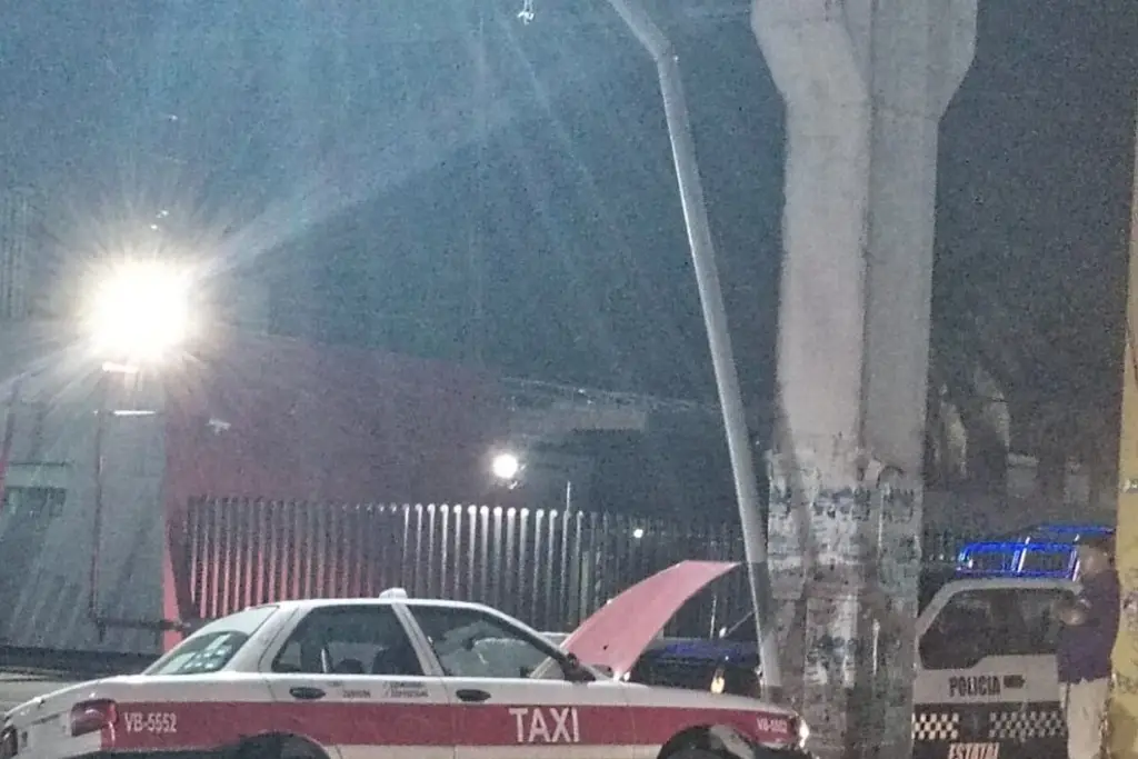 Se lleva luminaria y se incrusta en puente peatonal de Boca del Río