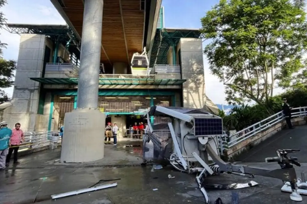 Deja un muerto y 9 lesionados caída de teleférico