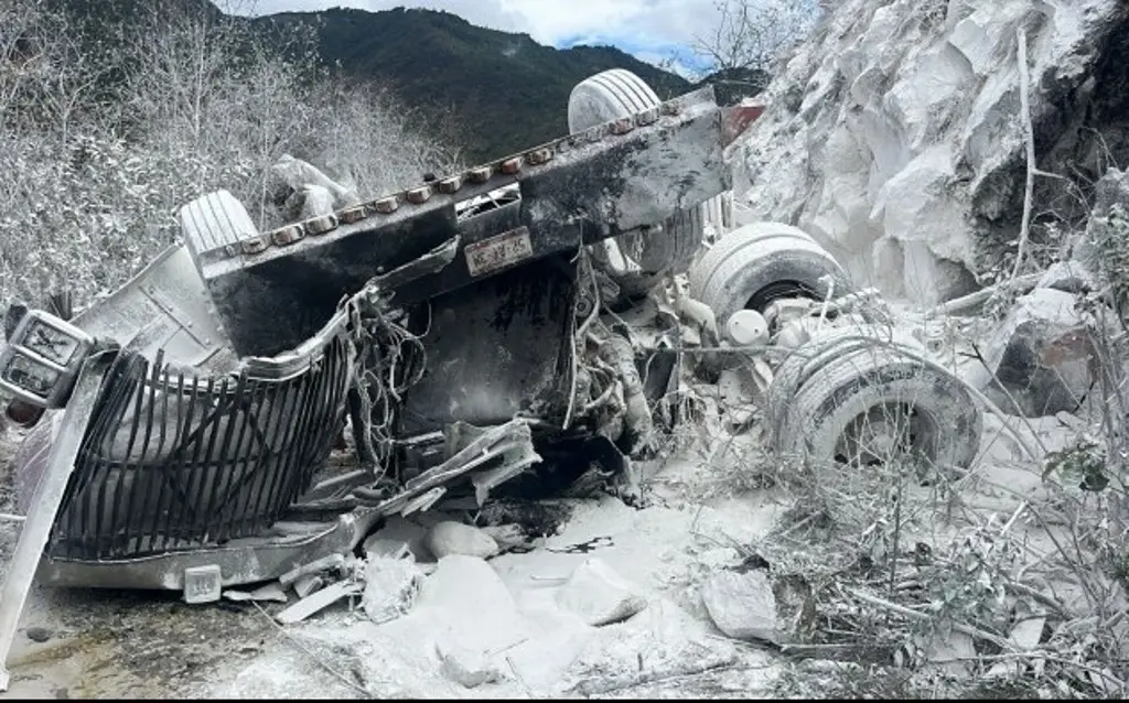 Aparatosa volcadura de tráiler en autopista de Veracruz; hay 2 muertos