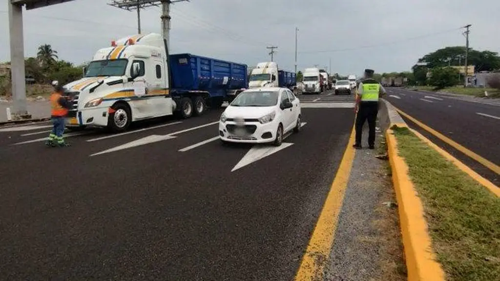 Transportistas bloquean libramiento y autopista que llevan al puerto de Veracruz