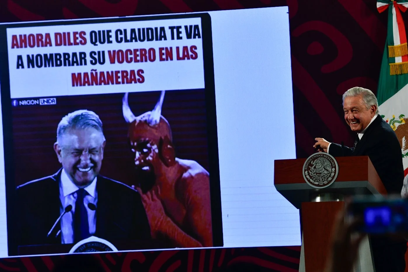 AMLO se burla con un meme de sus adversarios que dicen será «vocero» de Sheinbaum