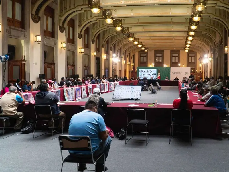 López Obrador recibe en Palacio Nacional a padres de normalistas por caso Ayotzinapa