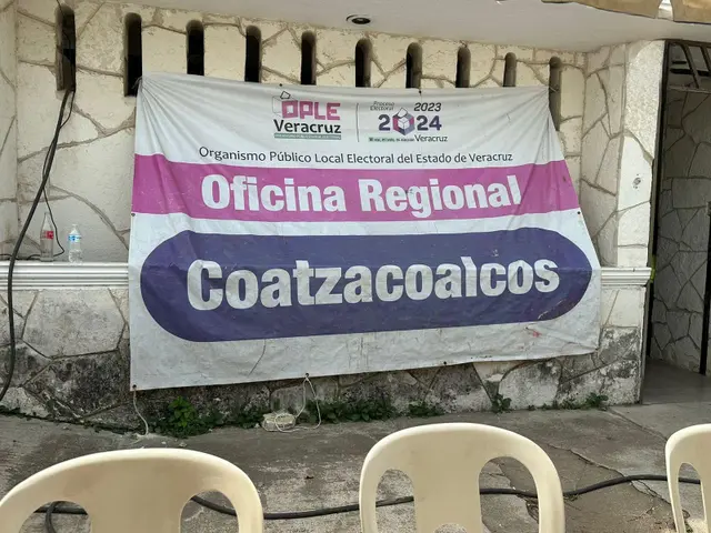 Hallan boletas electorales entre desechos, en el OPLE Coatza