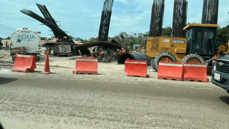 Cae parte de puente en obras del Tren Maya tras fuertes lluvias en Chetumal