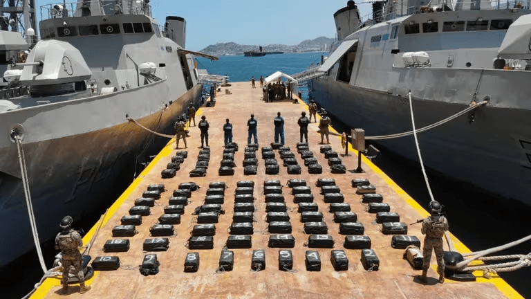 Marina asegura cientos de paquetes con cocaína en el puerto de Acapulco, Guerrero; estaban flotando en el mar