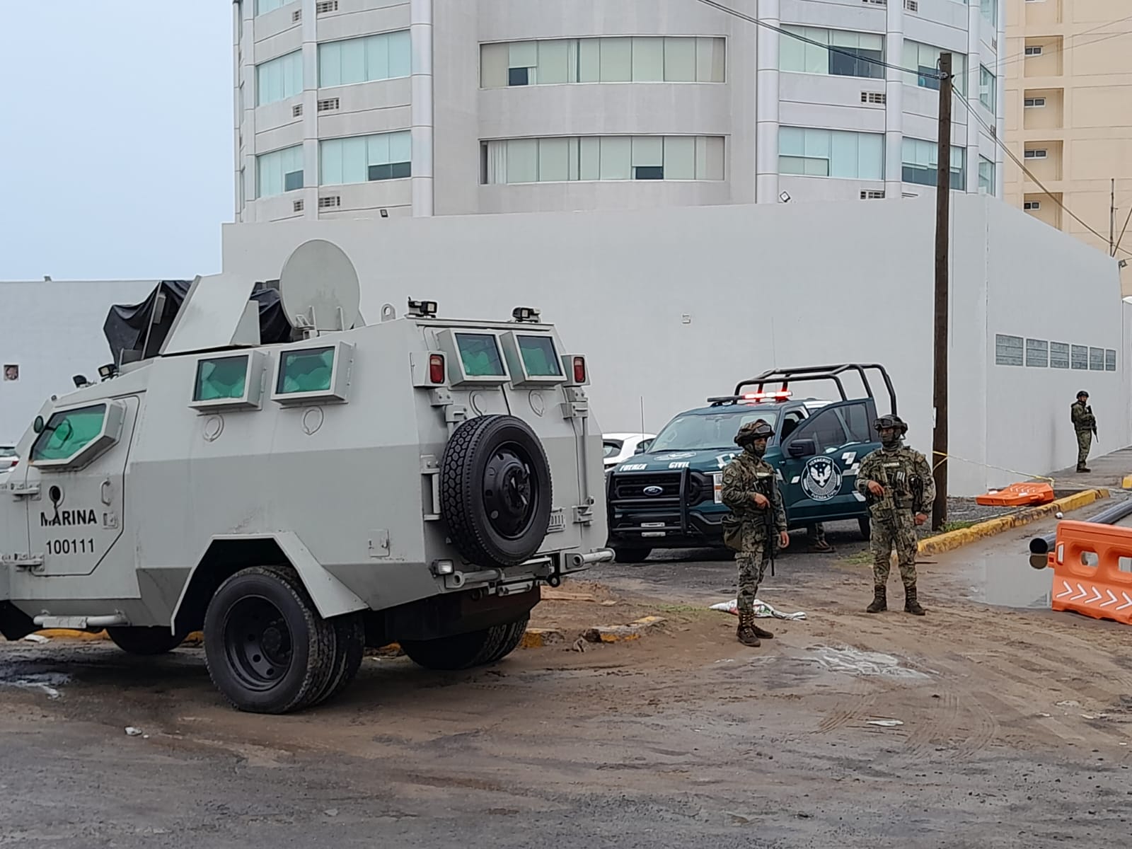 Trasladan arsenal decomisado en casa de Boca del Río