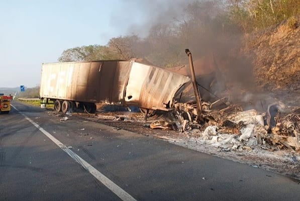 Choque de dos tráileres deja a un conductor muerto en la autopista Tuxpan-Tampico