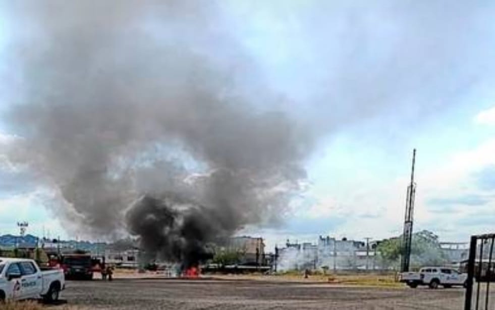 Incendio en pozo de Pemex provoca fuerte movilización de autoridades, en Poza Rica