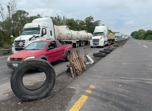 Habitantes de El Moralillo bloquean carretera federal 180