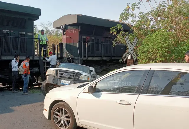 Tren embiste a camioneta que intentó desviarse de bloqueo en Córdoba