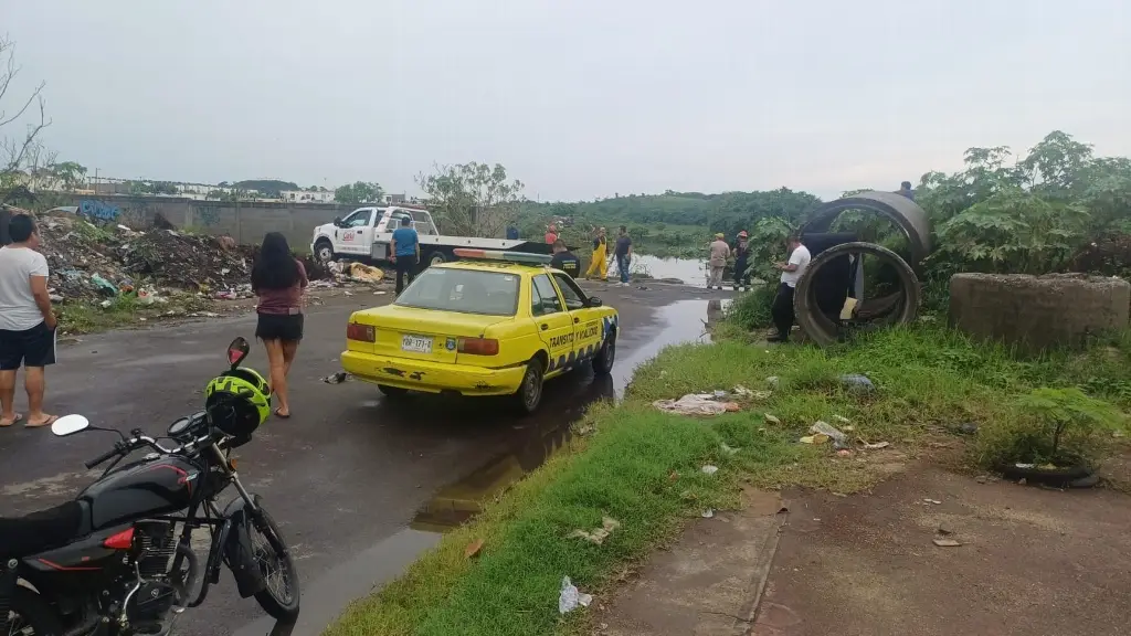 Auto amanece en laguna de río Medio, en Veracruz