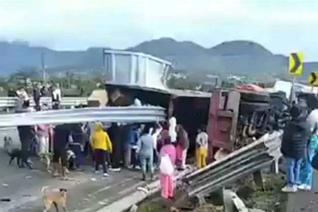 Intentan rescatar a chofer atrapado en cabina y rapiñan mercancía en tráiler