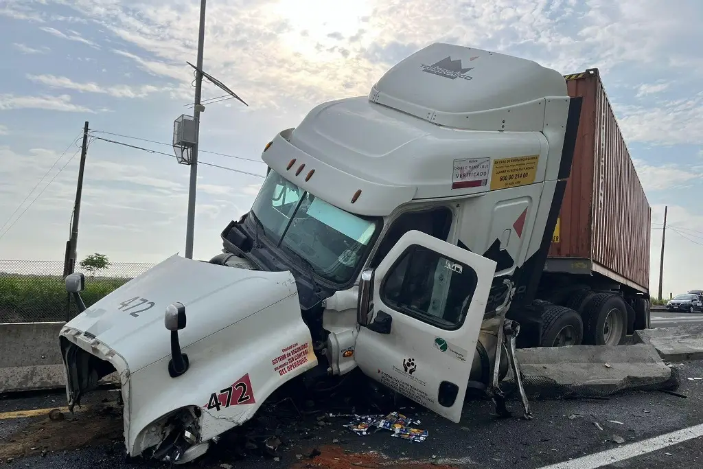 Fuerte accidente en autopista de Veracruz a la altura de Colinas de Santa Fe, hay cierre parcial