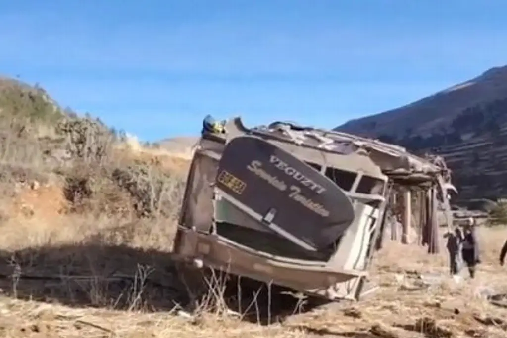 Mueren músicos tras caer su autobús a un barranco