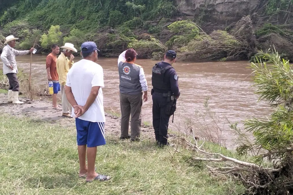 Encuentran cuerpo de niña; buscan a su gemelo tras ahogarse con su tía en el Jamapa