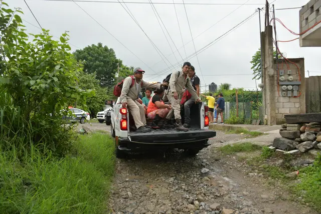 Evacúan a familias de Poza Rica por posible desborde del río Cazones