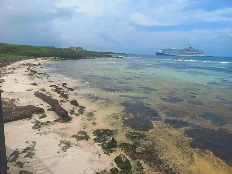 El mar se aleja de la costa en playa de Mahahual previó al impacto del huracán Beryl