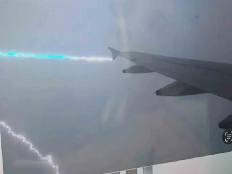 Pasajero capta el momento en el que un rayo alcanza al avión en el que viajaba