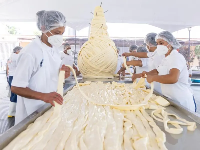 ‘Y la Queso’… Oaxaca bate récord Guinness al elaborar el quesillo más grande del mundo