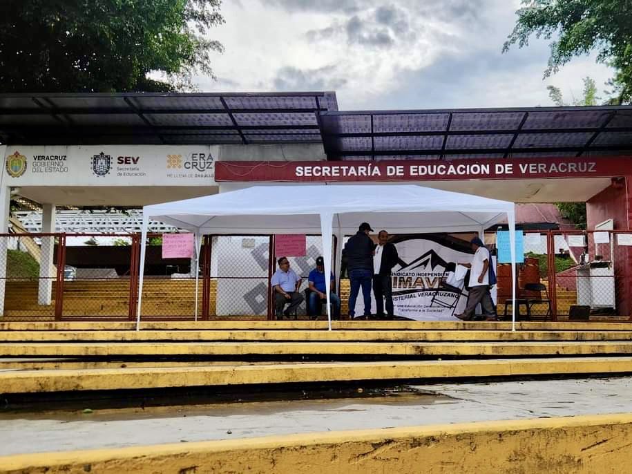 Docentes toman la SEV por despido injustificado de dos supervisores