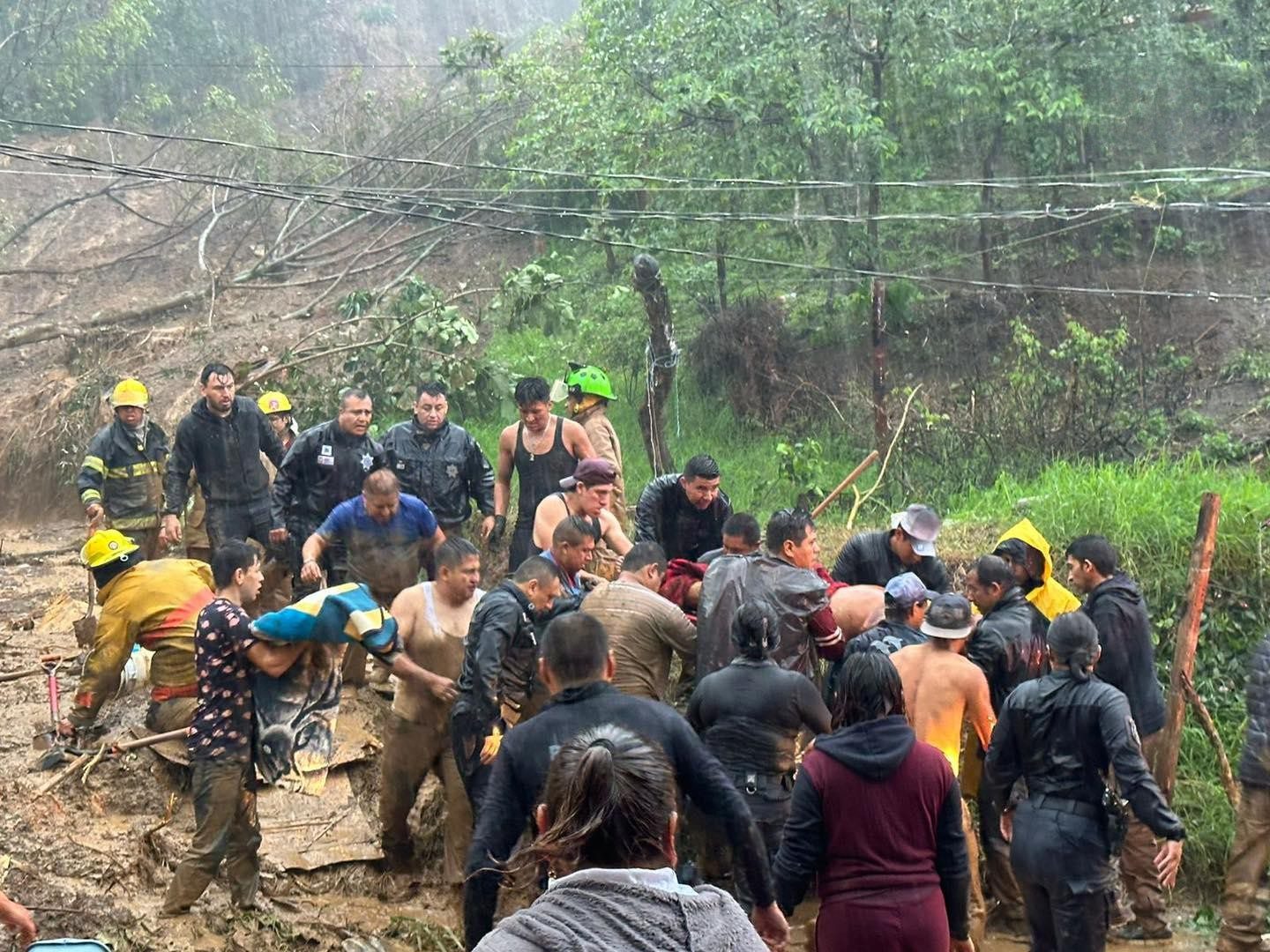 SSP rescata a persona atrapada en deslave en Colonia Reserva Tronconal de Xalapa