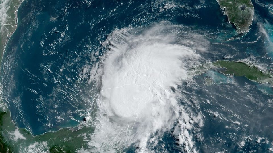 Beryl se degrada a tormenta tropical en su paso por Yucatán