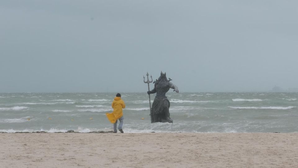 Promueven amparo para retirar la estatua de Poseidón de Progreso